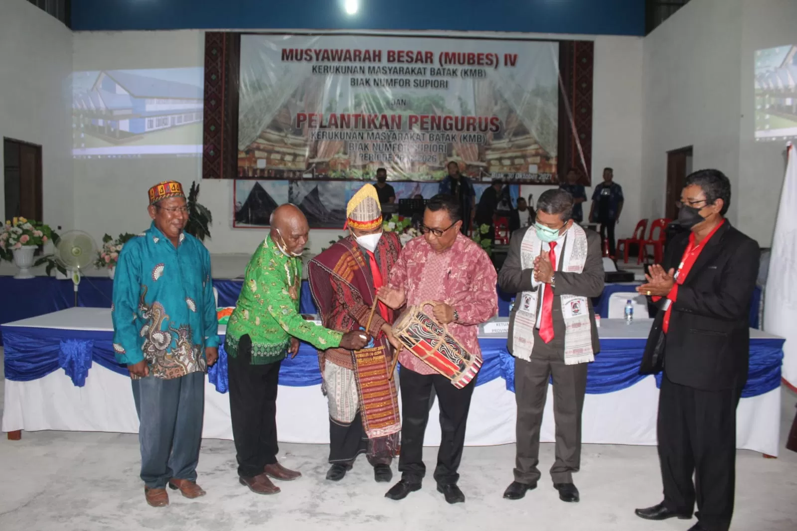 Asisten III Setda Kabupaten Biak Numfor Zakarias R. Mailoa, ST.,MM ketika mewakili Bupati hadir membuka Mubes IV KMB Biak Numfor, di Gedung Serbaguna KMB, Sabtu (30/10).(Fiktor/Cepos)