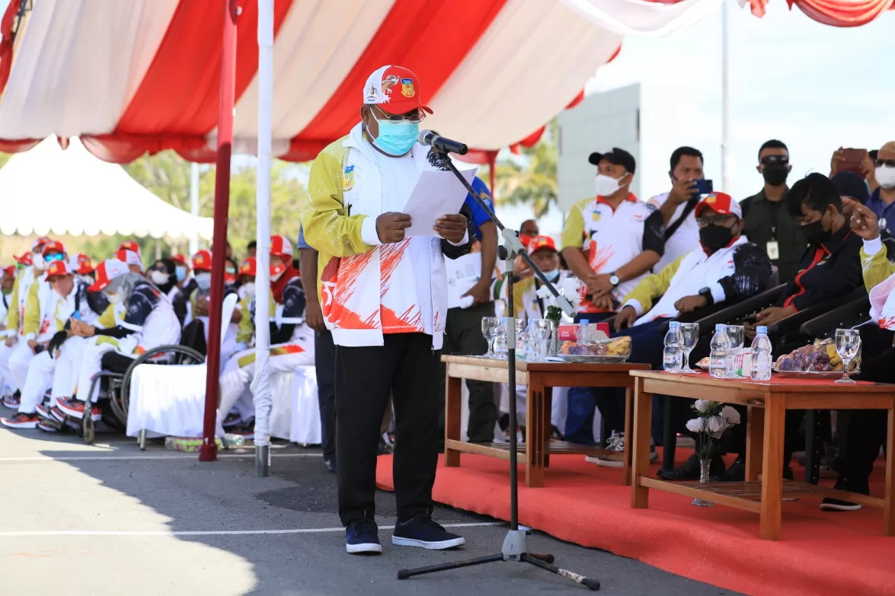 Gubernur Papua, Lukas Enembe saat memberikan sambutan saat pelepasan kontingen NPC Papua 29 Oktober di halaman Stadion Lukas Enembe, (Erik / Cepos)