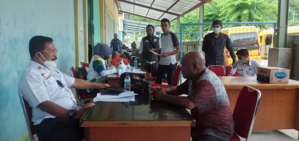 Ketua Bidang Koordinator Transportasi PB Peparnas, Recky D. Ambrauw saat memberikan penjelasan kepada para sopir terkait hak mereka. Pertemuan tersebut dilakukan di pool PTC Entrop, Rabu (24/11) (Erik / Cepos)