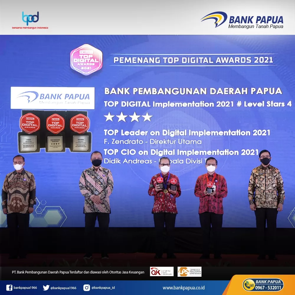 Penyerahan TOP DIGITAL Implementation 2021 #Level Stars 4 yang diterima Bank Pembangunan Daerah Papua (Bank Papua), TOP Leader on Digital Implementation 2021  yang diterima oleh Direktur Utama Bank Papua F.Zendrato (tengah) dan  TOP CIO on Digital Implementation 2021 yang diterima Kepala Divisi TI Bank Pembangunan Daerah Papua Didik Andreas (dua dari kanan)  di Raffles Hotel Jakarta, Selasa (21/12). (Humas Bank Papua for Cepos)