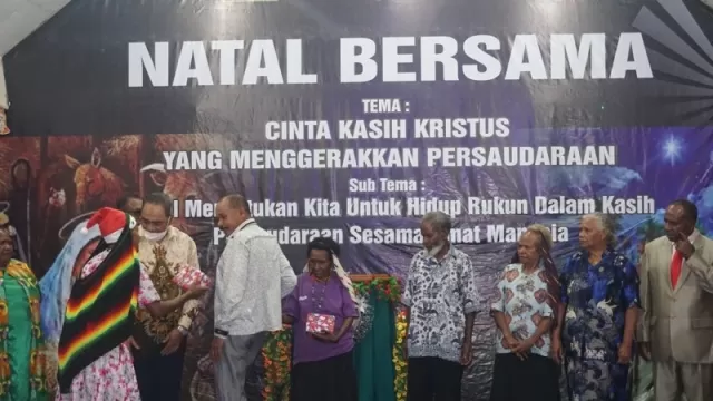 Sekda Tolikara Ir. Palagsong latuconsina,MM memberikan kado natal kepada lansia usai perayaan natal bersama. (Diskominfo for Cepos)
