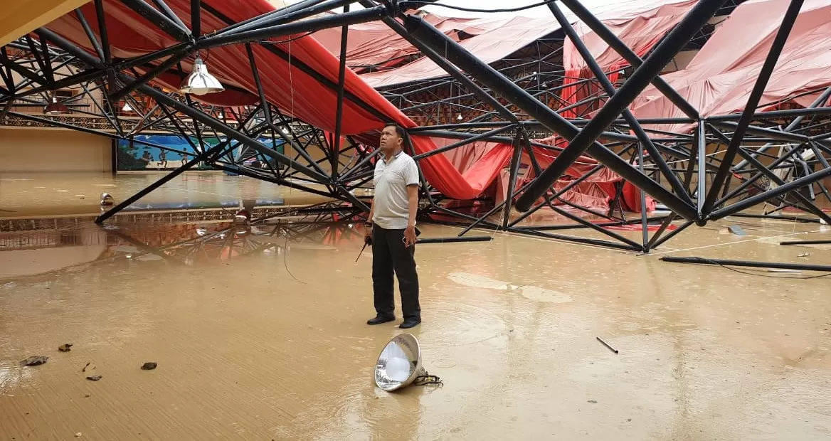 Kapolsek Abepura, AKP Lintong Simanjuntak ketika mengecek atap gedung GOR Waringin Kotaraja yang runtuh, Minggu (9/1) kemarin. Tidak ada korban dari kejadian ini. (Polresta Jayapura Kota for Cepos)