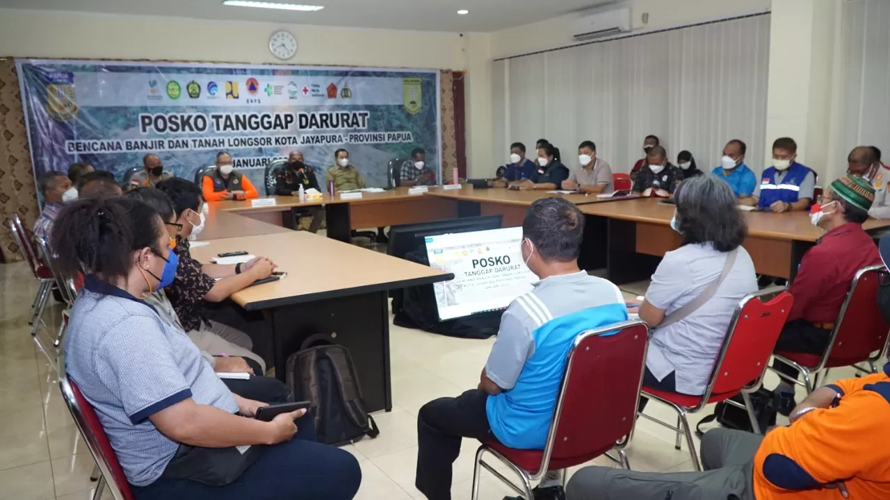 Rapat pembahasan penanganan banjir dan longsor di Kota Jayapura yang dipimpina Wali Kota Dr Benhur Tomi Mano, MM, Sabtu (8/1) lalu. (Ayu/Cepos)