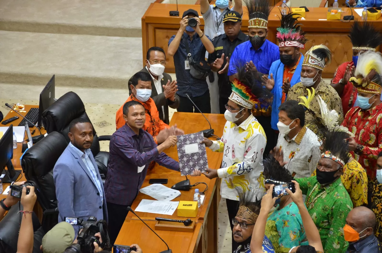 Ketua Asosiasi Bupati Kawasan Wilayah Adat Saereri, Herry Ario Naap, S.Si.,M.Pd bersama Bupati Kepulauan Yapen, Tonny Tesar dan sejumlah pejabat lainnya ketika menyerahkan dokumen aspirasi DOB Provinsi Kepulauan Papua Utara kepada Ketua  Badan Legislasi DPR RI,  Andi Suparman Agats di DPR RI, Senin (28/3). (FIKTOR  PALEMBANGAN/CENDERAWASIH POS)