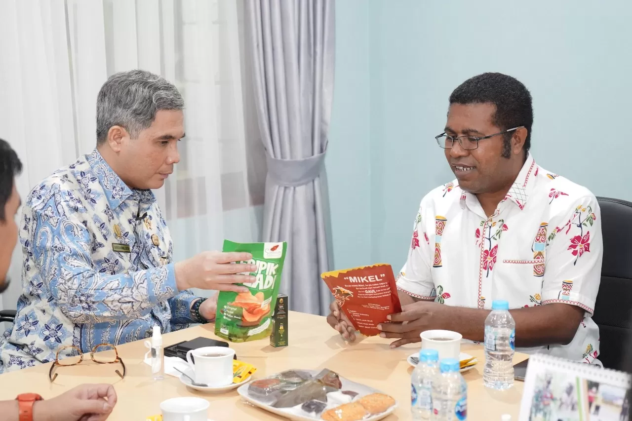 Bupati Biak Numfor Herry Ario Naap, S.Si, M.Pd ketika berbincang-bincang dengan Wakil Menteri Pertanian (Wamentan) Harvick Hasnul Qolbi, di kediamannya, di Jakarta, Selasa, (1/3). (FOTO : ERWIN/HUMAS PEMDA BIAK)