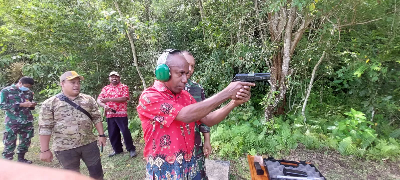 Plh. Asisten I Setda Kabupaten Biak Numfor, Samuel Rumaikeuw, SH ketika ikut mengambil bagian dalam latihan menembak di di Lapangan Tembak Lanudal, Kamis (31/3). ( FOTO : FIKTOR/CEPOS)