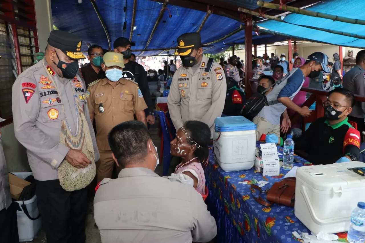 Kapolda Papua, Irjend Pol Mathius Fakhiri mengecek langsung proses vaksinasi yang dilakukan kepada warga di Demta Kabupaten Jayapura. (Humas Polda)