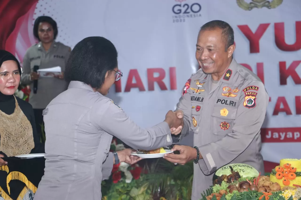 Wakapolda Papua Brigjen Pol. Ramdani Hidayat, SH memberikan tumpeng kepada Perwakilan Polwan Polda Papua pada syukuran Hari jadi ke -74 Polwan di Aula Wisma Atlet Mandala Jayapura, Kamis (8/9). (Humas for Cepos)