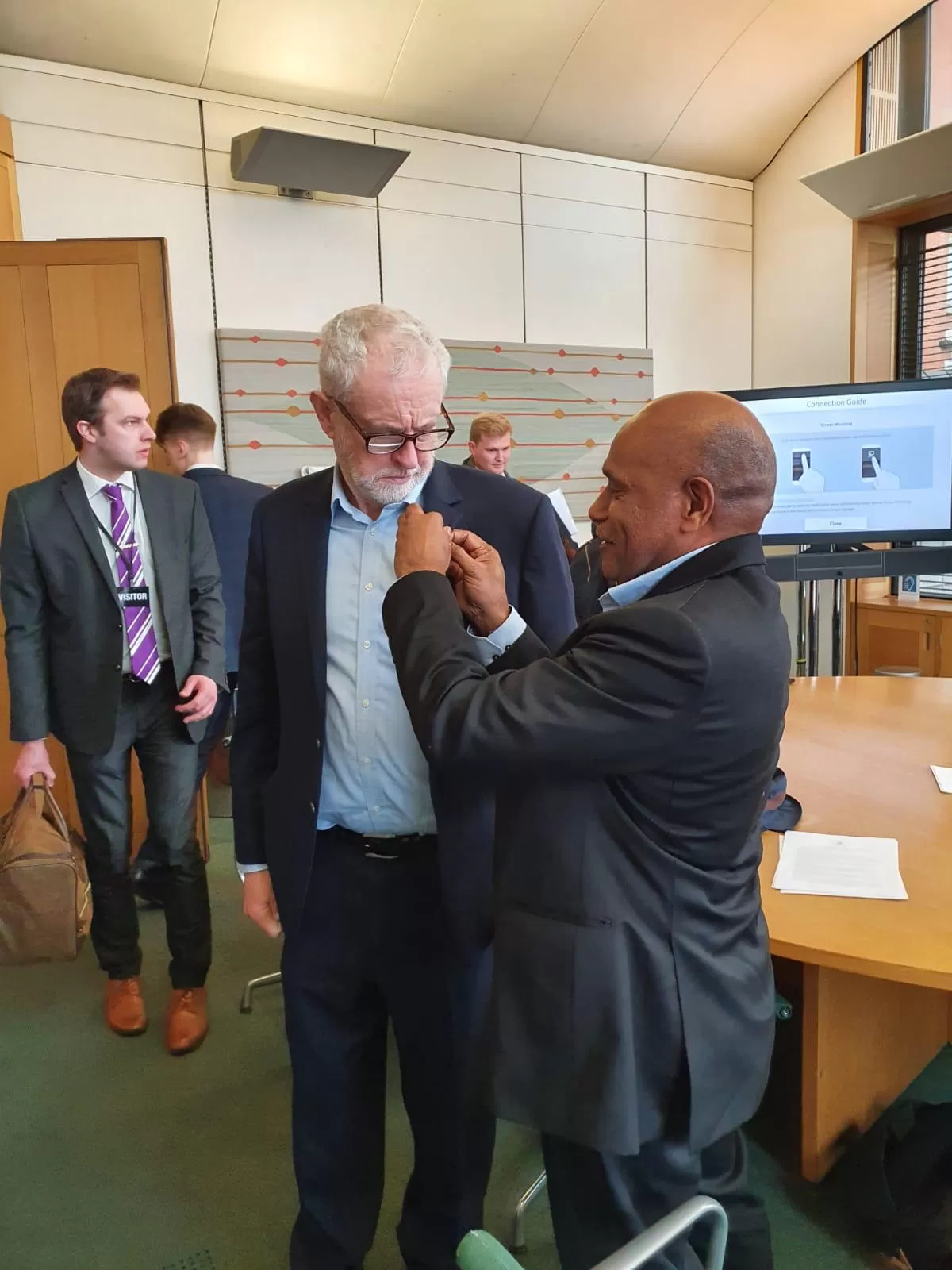 ULMWP For Cepos  Presiden Sementara ULMWP Benny Wenda saat memakaikan Pin Bintang Kejora kepada mantan pemimpin Partai Labour di Inggris sebagai tanda dan bentuk dukungan solidaritas perjuangan Rakyat West Papua, di Parliaman Inggris baru-baru ini.