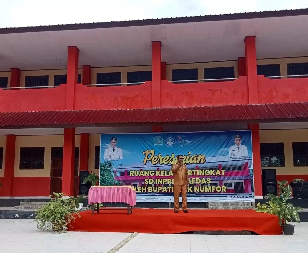 Bupati Biak sampaikan sambutan saat resmihkan ruang kelas bertingkat SD Inpres Yafdas