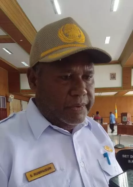 Kepala Distrik Biak Timur Kabupaten Biak Numfor, Papua Simon Rumpaisum. foto: Marthen Boseren/Cepos