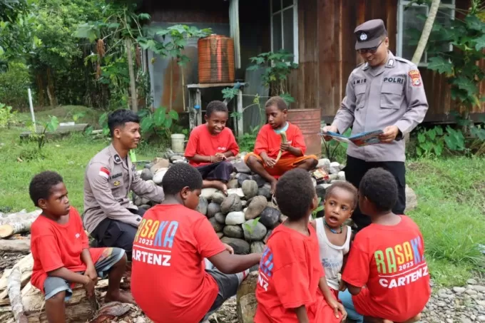 Personel Ops Rasaka Cartenz 2023 saat melaksanan program Si Ipar dengan mengajarkan Calistung kepada anak-anak binaannya di Kompleks GPDI Agape, Distrik Dekai, Yahukimo, Rabu (24/5). (Foto/ Humas for Cepos)