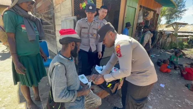 Tim Keladi Sagu Ops Rasaka Cartenz melaksanakan kegiatan pengobatan gratis di Kampung Yokatapa Distrik Sugapa Kabupaten Intan Jaya Provinsi Papua Tengah, Rabu (24/05). (Foto/ Humas for Cepos)