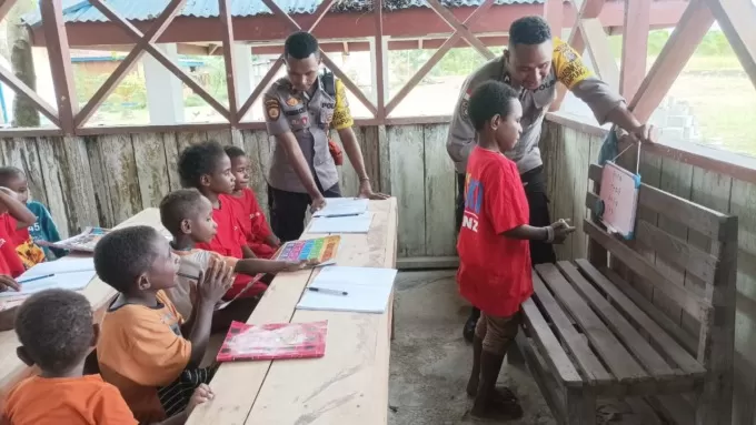 Personel Ops Rasaka Cartenz 2023 rutin mengajarkan Calistung bagi anak-anak di Kampung Delpel Distrik Kenyam Kabupaten Nduga Provinsi Papua Pegunungan, Sabtu (27/05). (Foto/ Humas for Cepos)