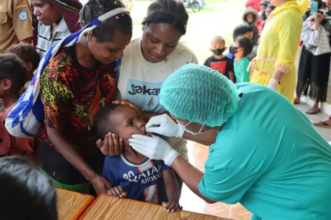 Polres Jayawijaya bekerja sama dengan Dinas Kesehatan melaksanakan kegiatan imunisasi campak gratis kepada anak-anak di Kabupaten Jayawijaya, Senin (19/6). (Humas for Cepos)