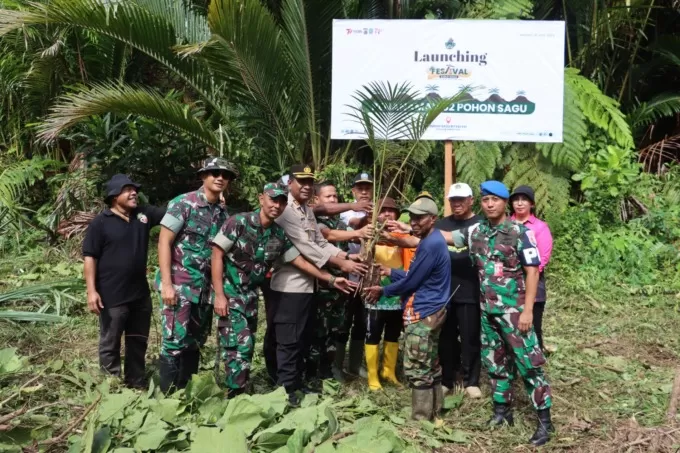 Kapolres Jayapura, AKBP Frederikus W.A Maclarimboen, S.IK., MH didampingi Ketua Bhayangkari Cabang Jayapura Ny. Deby Fredrickus Maclarimboen dan sejumlah masyarakat saat menanam sagu di Kampugn Sabron Yaru, Distrik Sentani Barat, Kabupaten Jayapura, Rabu (21/6). (Humas for Cepos)