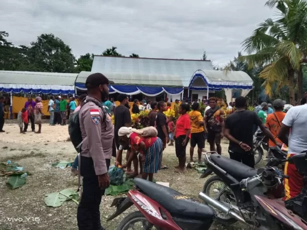 Bhabinkamtibmas Kampung Ifia-fia Bripka Batias Yikwa, SH mengamankan acara peletakan batu pertama Pembangunan Kantor Klasis Gidi di Kampung Ifia - fia Distrik Arso Barat Kabupaten Keerom, Senin (19/06). (Humas for Cepos)