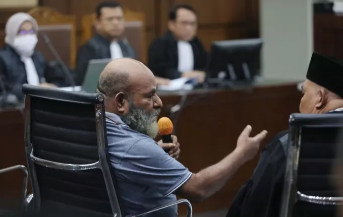 Mantan Gubernur Papua Lukas Enembe saat menjalani persidangan (FOTO : Dokumen/JAWA POS)