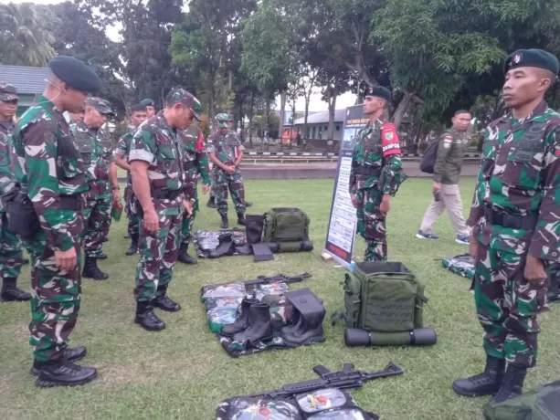 Pangdam XVII Cenderawasih Mayjen TNI Izak Pangemanan didampingi Danyon dan para perwira saat melakukan pengecekan kesiapan Satgas Yonif RK 751/VJS Kodam XVII Cenderawasih ke daerah penugasan menggantikan Satgas Yonif 321/GT di Nduga, acara pengecekan kesiapan pasukan berlangsung di lapangan Yonif RK 751/VJS, Rabu (14/6)kemarin.