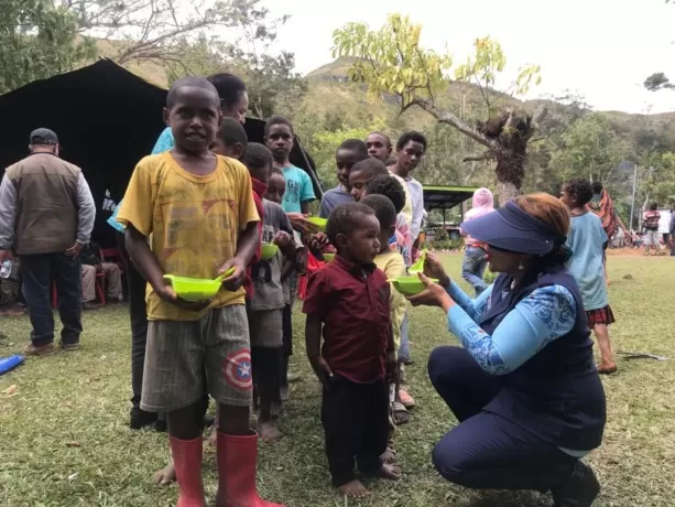 Ketua Tim Penggerak PKK Kabupaten Jayawijaya Yustina Yeni Banua, SIP, MSi saat memberikan makanan tambahan pada salah satu anak usia balita yang ada di Distrik Maima Kabupaten Jayawijaya. foto: Denny/Cepos