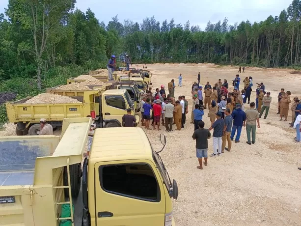 Suasana lokasi penimbunan hutan bakau di Pantai Hamadi saat didatangi tim gabungan, Selasa (11/7). Terlihat belasan truk dan alat berat yang beroperasi di kawasan konservasi dan akhirnya disita untuk dijadikan barang bukti. foto: gamel/Ceposonline
