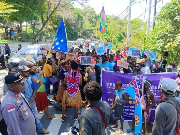 Para pendemo dari Dok V Jayapura ketika melakukan orasi di Lampu Merah Dok II Jayapura, Rabu (12/7). Usai satu jam berorasi, pendemo akhirnya membubarkan diri. foto: Gamel/Cepos