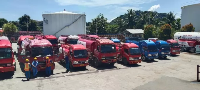 Truk tangki pengangkut BBM untuk didistribusikan ke SPBU di Jayapura, yang sedang menunggu giliran pengantaran, Rabu (16/8) lalu. (Yohana/Cepos )