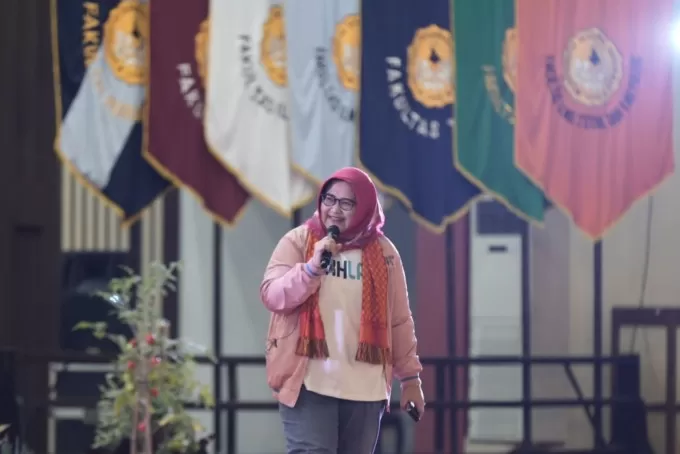 Direktur Keuangan dan Manajemen Risiko Perum LKBN ANTARA Nina Kurnia Dewi berdialog dengan salah seorang mahasiswa Universitas Jenderal Soedirman (Unsoed) pada acara Srikandi BUMN Goes To Campus di Graha Widyatama Prof Rubijanto Misman, Unsoed, Purwokerto, Kabupaten Banyumas, Selasa (22/8/2023). ANTARA/Sumarwoto