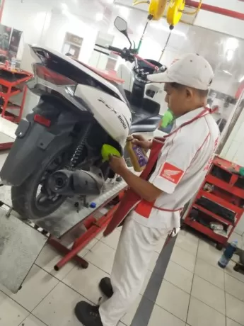 Karyawan Astra Motor saat melakukan service motor milik pelanggan. (Astra Motor for Cepos)