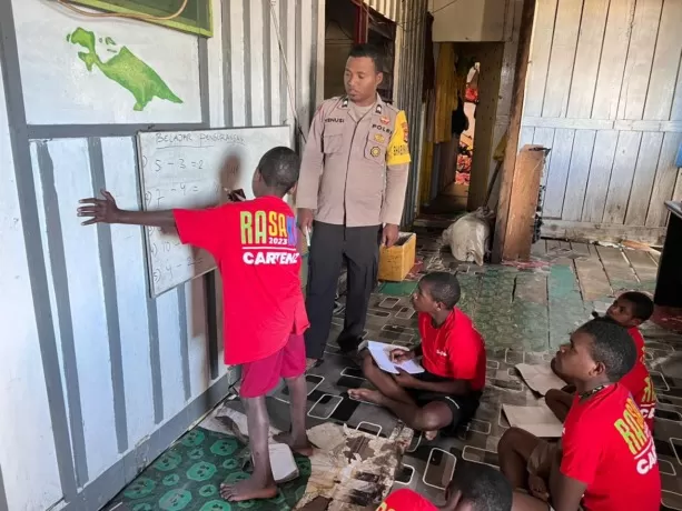 Briptu Stefanus O Yenusi dari Satgas Ops Rasaka Cartenz mengajar anak-anak di Distrik Sugapa, Kabupaten Intan Jaya, Papua Tengah. (Humas for cepos)