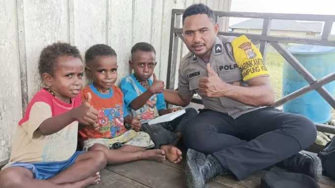 Tiga anak yang antusias mengikuti Program Polisi Pi Ajar (Si-Ipar)  di Kampung Mbuah Tengah, Distrik Kenyam, Kabupaten Nduga, Papua Pegunungan, Minggu (13/8) siang. (Humas for Cepos)