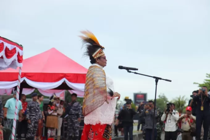 Pj Gubernur Papua Tengah Ribka Haluk memimpin upacara peringatan HUT RI ke 78 di pantai Nabire. Upacara ini dilakukan di bawah air atau didalam laut. foto: Theresia/Cepos