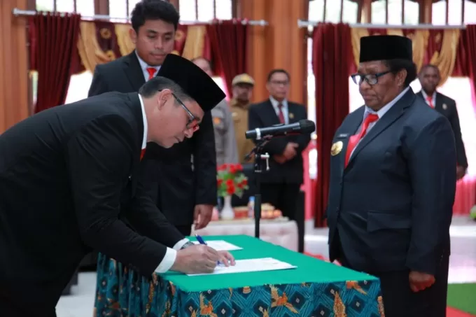 Pejabat (Pj) Gubernur Provinsi Papua Tengah, Ribka Haluk melantik Anwar Harun Damanik, S.STP,MM   sebagai Pejabat Sekretaris Daerah (Sekda) Provinsi Papua Tengah di Aula Kantor Gubernur Provinsi Papua Tengah  Nabire, Selasa (14/8).