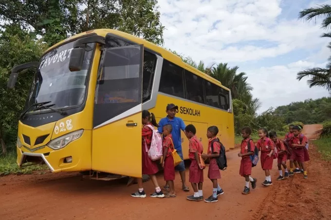 Bus milik Tunas Sawa Erma (TSE) Group saat menjemput anak-anak untuk berangkat menuju ke sekolah. FOTO/Humas for Cepos