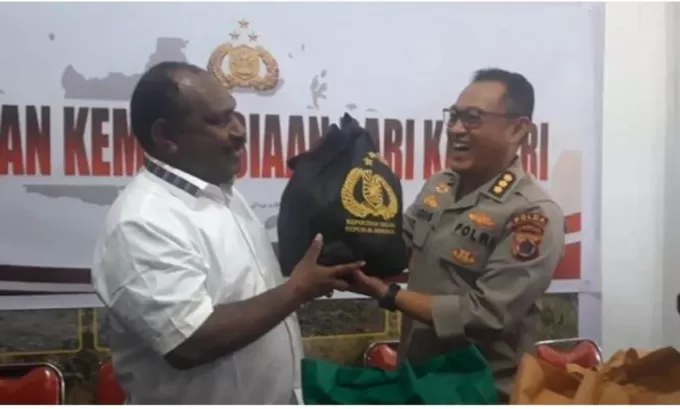 Kepala Biro Logistik Polda Papua, Kombes Pol Agus Setyawan Heru Purnomo, SH., SIK., MH., menyerahkan bansos dari Mabes Polri yang diterima Bupati Puncak, Willem Wandik, SE., M.Si. Bidang Humas Polda Papua