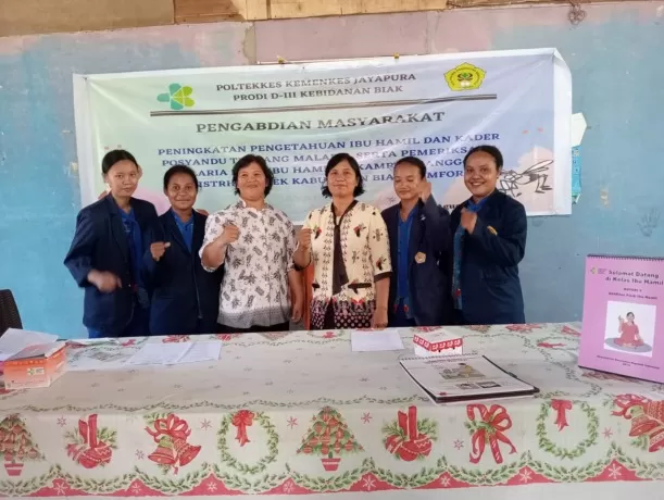 Ketua Tim Pengabadian Masyarakat Program Studi DIII Kebidanan, Jurusan Kebidanan Politeknik Kementerian Kesehatan RI Jayapura -Kampus Biak, Inggrit Rita Uli Manik, S.ST, M.Kes bersama rekan-rekan dosen dan mahasiswa kebidanan Biak saat foto bersama, Jumat, (25/8), kemarin. foto boseren/cepos