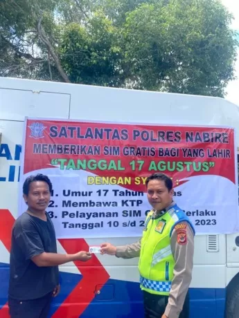 Satpas Satuan Lalu Lintas Polres Nabire memberikan SIM gratis bagi yang lahir pada tanggal 17 Agustus, apda pelayanan SIM keliling di Jalan Pepera, Nabire, Papua Tengah, Sabtu (12/8). (Humas for Cepos)
