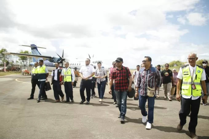 Pj. Bupati Mappi dan Ketua DPRD Mappi bersama rombongan, saat tiba di Bandara Kepi usai terbang perdana dari Merauke menggunakan Pesawat Trigana ATR 42/500. Ini merupakan sejarah, karena utnuk petama kalinya pesawat ATR mendarat di Bandara Kepi, Senin (11/9). Foto: humas for Cepos