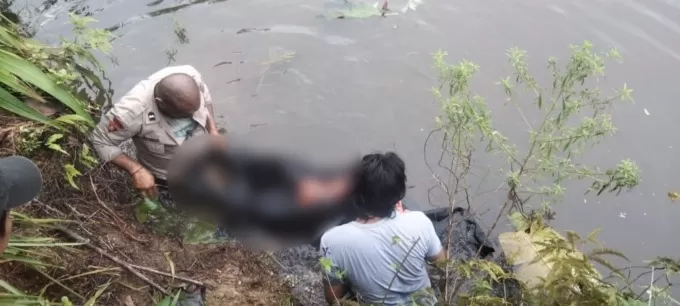 Proses evakuasi jenazah Sunar, seorang tukang ojek di Timika yang diduga dibunuh. (ist)