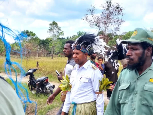 1. Pj Gubernur Papua Selatan Dr. Ir. Apolo Safanpo, ST, MT, saat disambut warga Padua, Kabupaten Merauke, Papua Selatan. (Ist/Cepos)