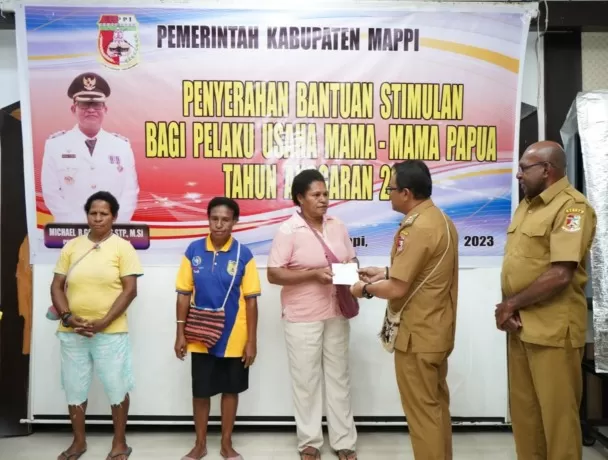 Penyaluran dana bantuan stimulan bagi mama-mama Papua asli Kabupaten Mappi tersebut diserahkan langsung oleh Pj Bupati Mappi, Michael R. Gomar S.STP.,M.Si yang berlangsung di pendopo pada Senin (26/9/2023).