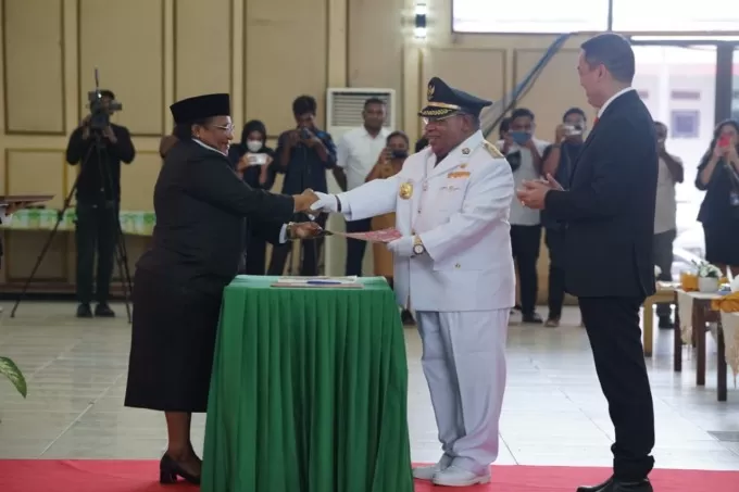  Pj Gubernur Papua Tengah, Dr. Ribka Haluk, S.Sos., MM penyerahan SK pengaktifan kembali Eltinus Omaleng sebagai Bupati Mimika, di Gedung Eme Neme Yauware, Senin (4/9). Foto: Ist