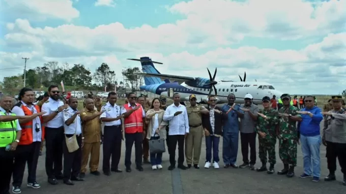  Penjabat Gubernur Provinsi Papua Selatan, Dr.Ir Apolo Safanpo, ST.,MT, Penjabat Bupati Mappi Michael R. Gomar S.STP.,M.Si, Kadis Perhubungan Provinsi Papua Selatan, Syamsul Nur. Sekda Kabupaten Mappi, Angggota DPRD Kabupaten Mappi dan pejjabat serta tokoh masayarakat lainnya hadir penyaksikan landing perdana Pesawat jenis ATR milik Meskapai Trigana Air Service di landasan pacu Bandara Kepi Distrik Oba,'a.,Mappi, Selasa (5/9) . foto: MPRI for Cepos