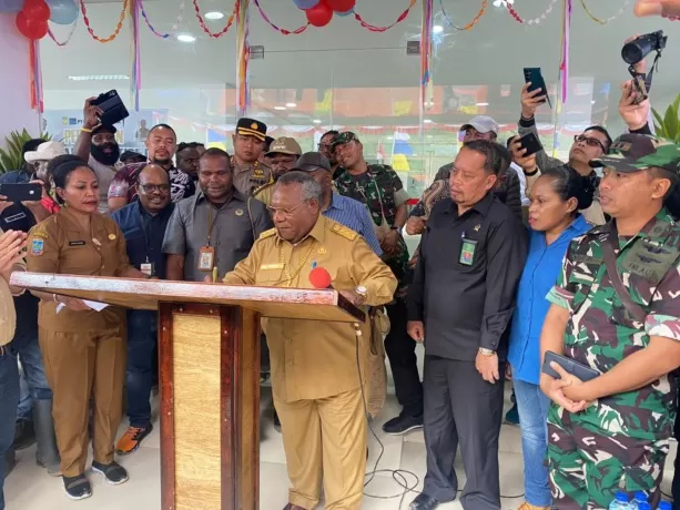 Bupati Mimika Dr. Eltinus Omaleng, S.E., M.H melakukan penandatanganan prasasti dalam rangka peresmian RS Waa Banti di Distrik Tembagapura pada Jumat (15/09/23). foto: Freeport for Cepos