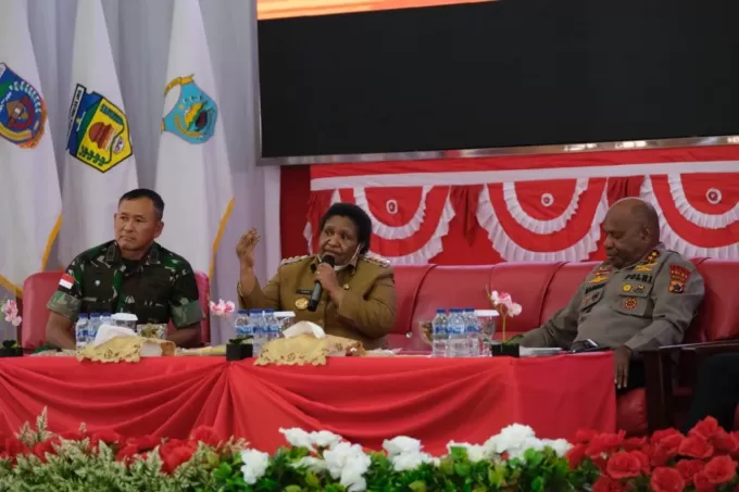 (Pj) Papua Tengah, Dr. Ribka Haluk, S.Sos., MM  saat memaparkan materinya dalam acara safari Pemilu yang diselenggarakan di Aula Kantor Gubernur Provinsi Papua Tengah, Senin (18/9). foto: Theresia/cepos