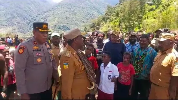 Bupati Puncak Willem Wandik berbincang dengan warga usai meresmikan gedung SD, SMP dan sekolah Alkitab yang dipusatkan di Sekolah Alkitab Gibbons di Distrik Beoga, Kabupaten Puncak, Provinsi Papua Tengah, Sabtu (24/9/2023). (Diskominfo Puncak) 