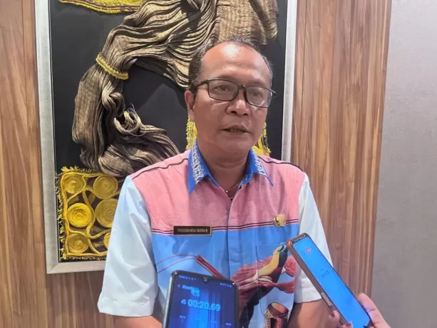 Sekda Kabupaten Keerom, Trisiswanda Indra saat memberikan keterangan di Swissbel hotel Jayapura, Jumat (13/10) malam. Eryck/Cepos