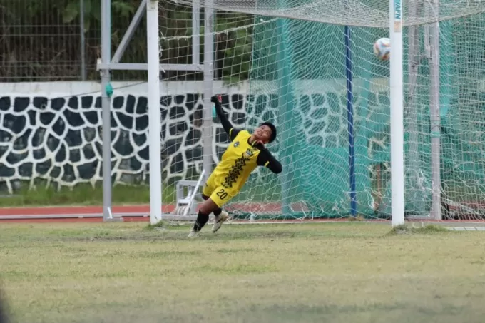 Kiper PON Papua M. Sheva Ananda tak mampu menepis tendangan penalti dari pemain PSBS di Stadion Macendra Uncen Minggu (29/10) kemarin. Tim sepakbola PON Papua takluk dari PSBS 1-2.  