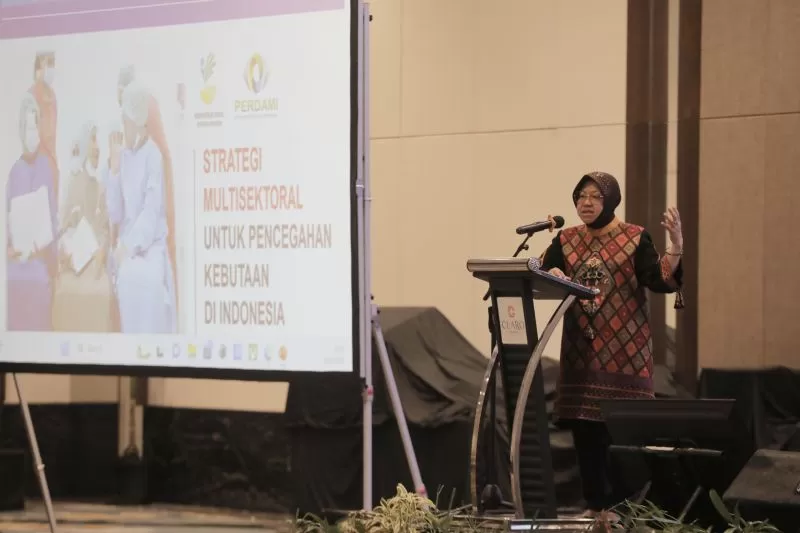 Menteri Sosial Tri Rismaharini dalam acara World Sight Day 2023 atau Hari Penglihatan Sedunia di Hotel Claro, Makassar, Sabtu (28/10/2023). (ANTARA/HO-Kemensos)