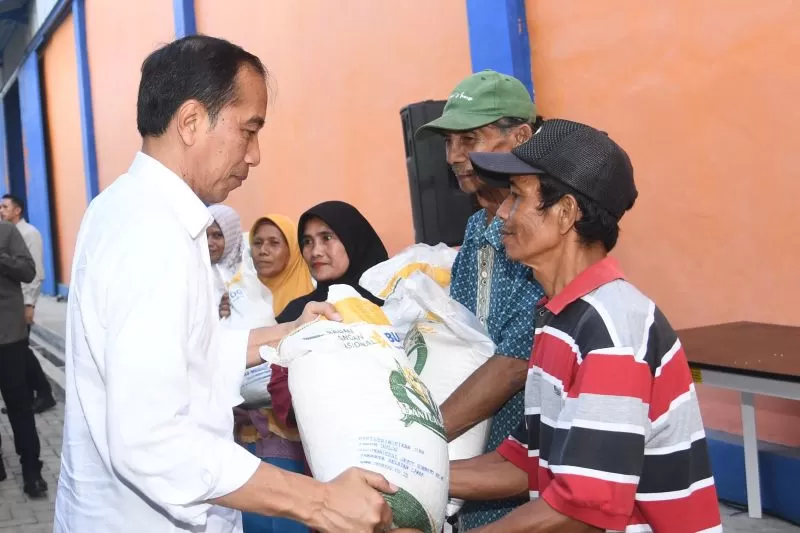 Presiden Joko Widodo (Jokowi) menyerahkan bantuan pangan di Gudang Bulog Campang Raya, Kota Bandar Lampung, Kamis (26/10/2023). ANTARA/HO-Biro Pers Sekretariat Presiden